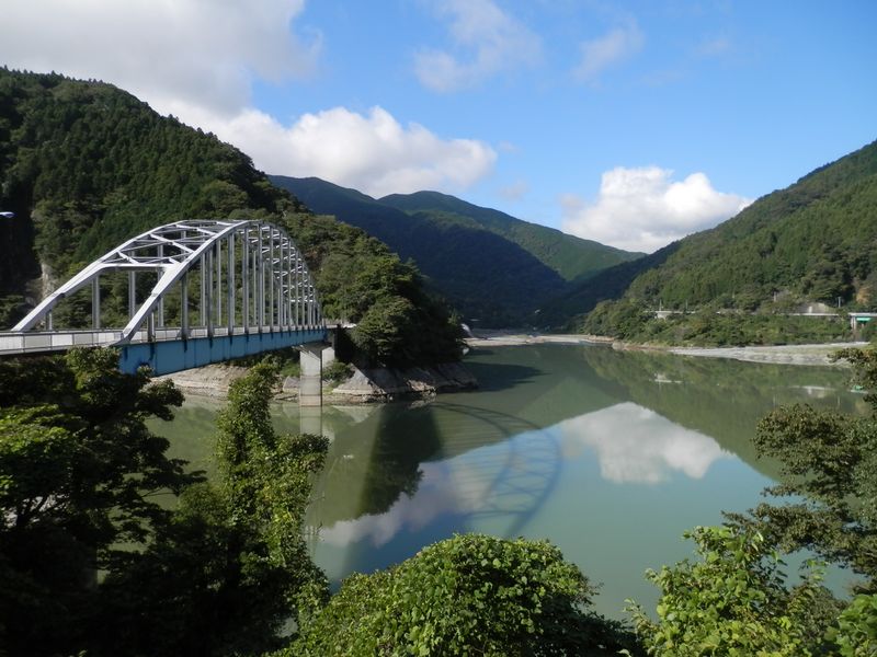 世附大橋を左に見る