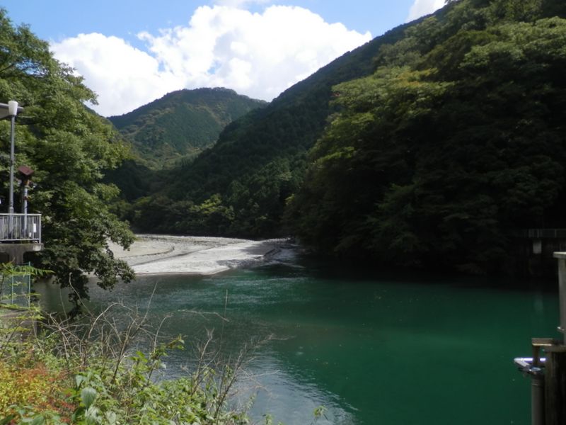 ダム湖と白い砂浜