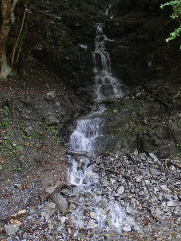 何段もの細長い滝