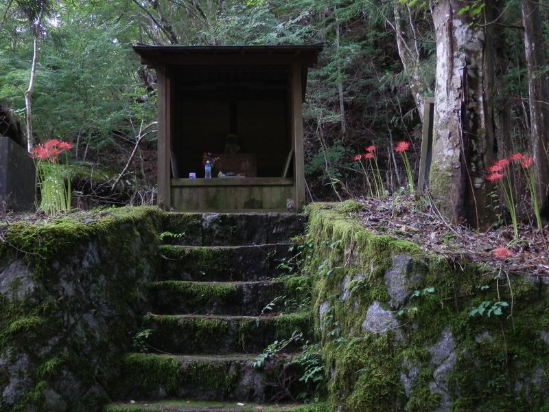 地蔵平の地蔵堂にヒガンバナ