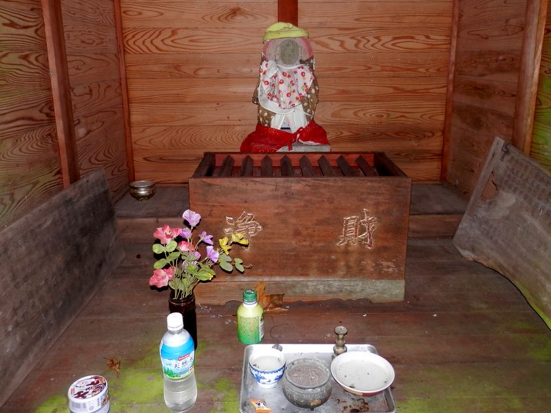 お地蔵様に缶詰のお供え