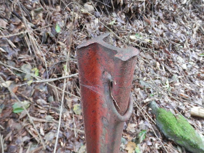 ゲートの鉄柱は廃レール