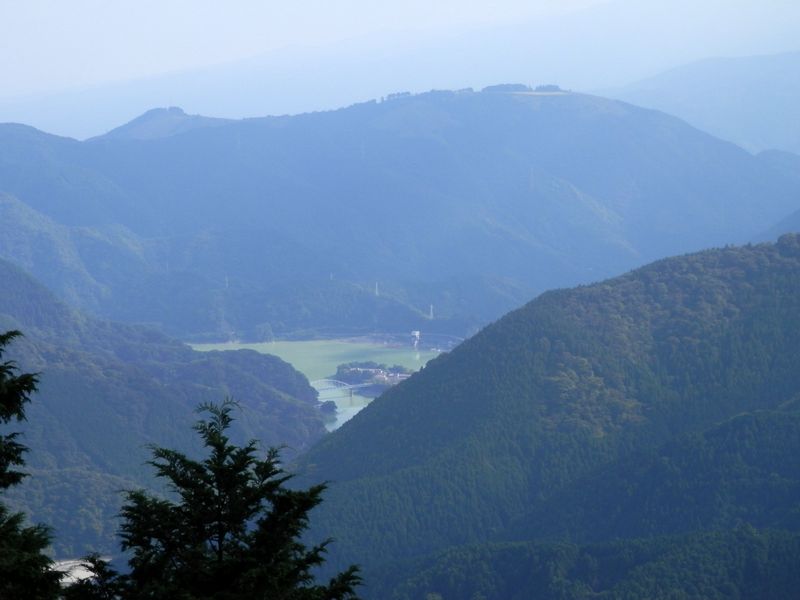 南面に丹沢湖と大野山を望む