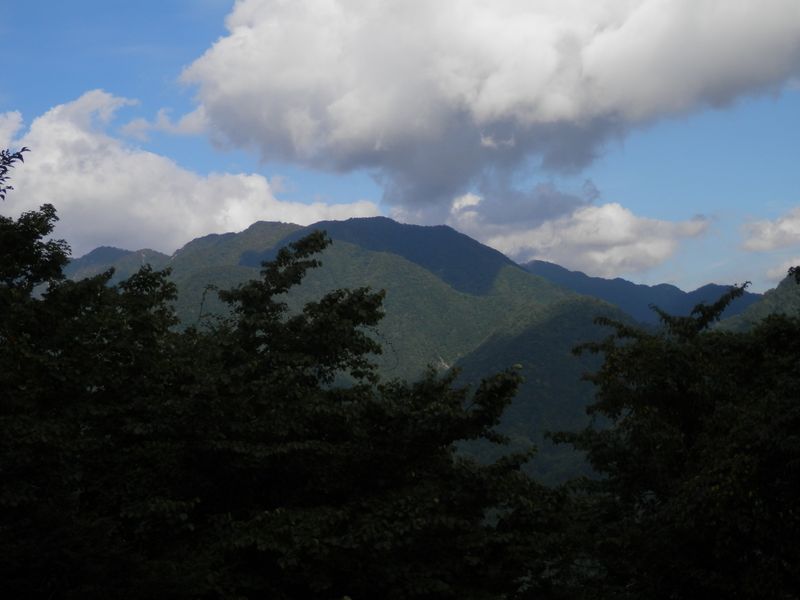 石棚山稜が競り上がる