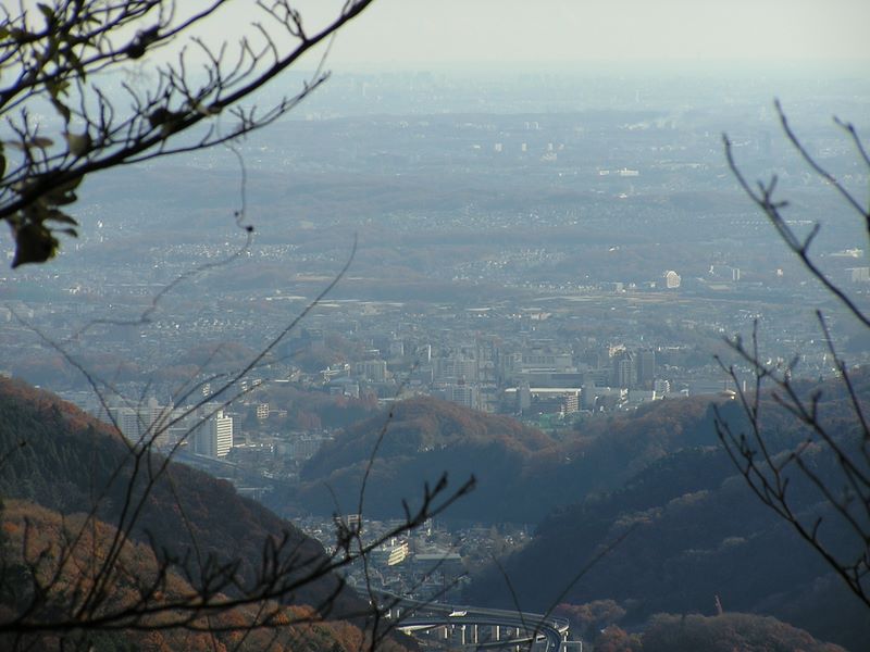 景信山・陣馬山 -- 小仏峠から八王子方面を望む
