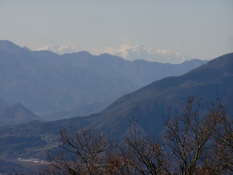 陣馬山頂より南アルプスを望む