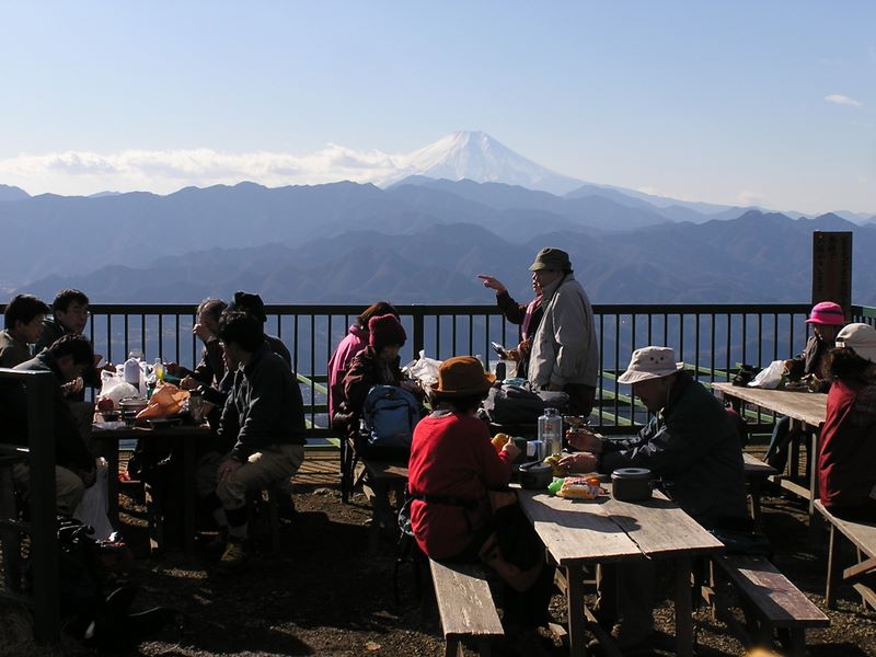 賑わう陣馬山頂の休憩所