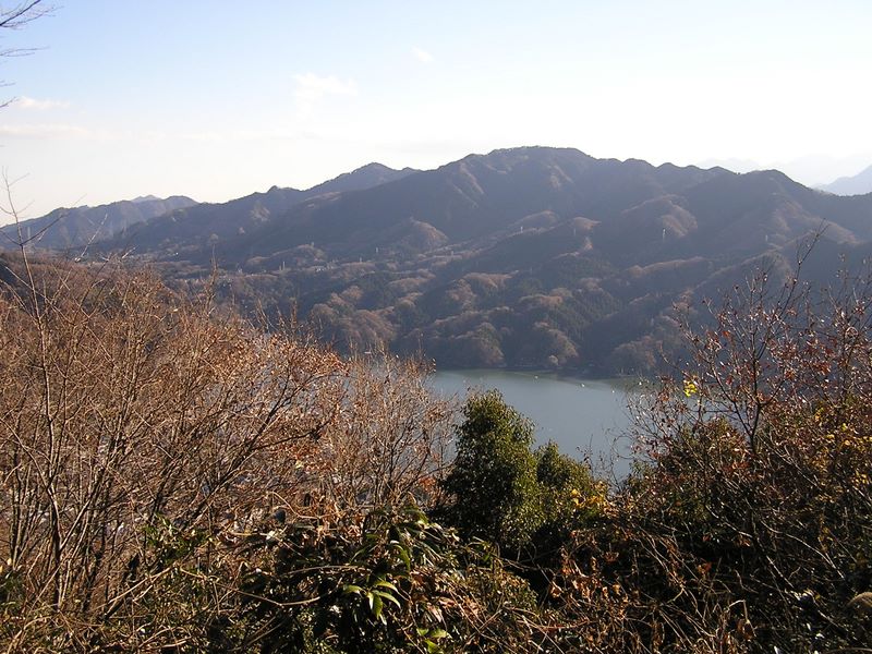 景信山・陣馬山 -- 石老山を望む