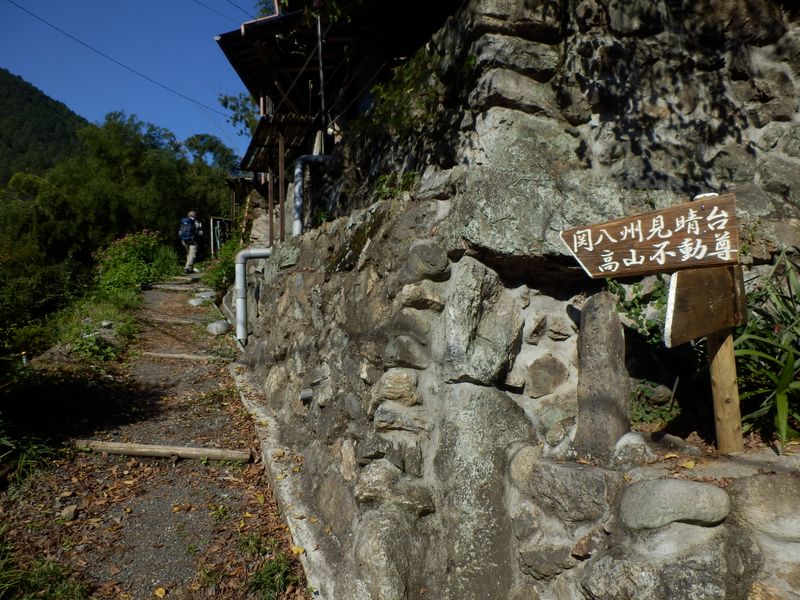 古い石の道しるべ