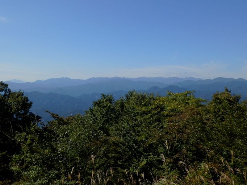 中央付近の鋭峰が蕎麦粒山
