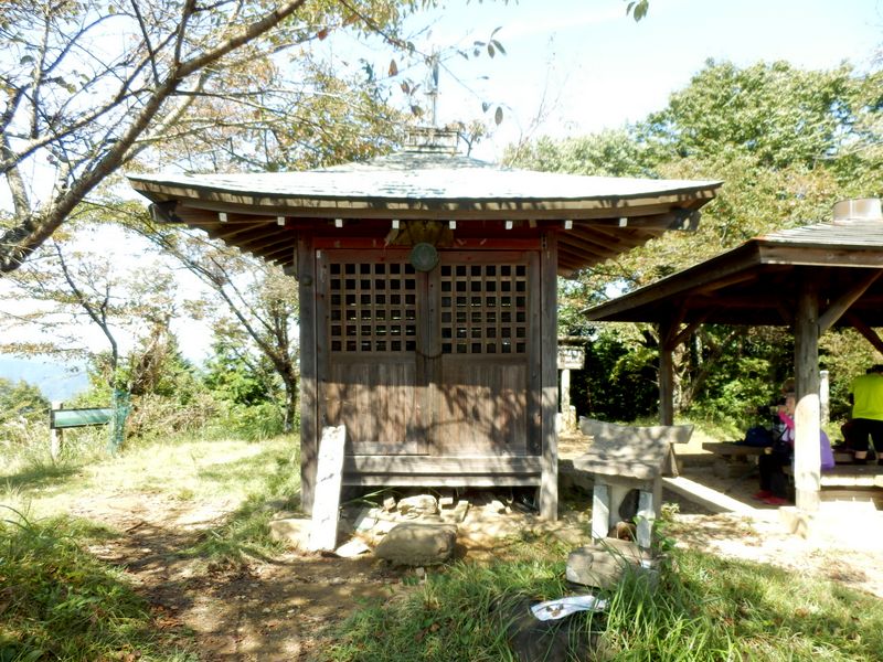 高山不動尊奥ノ院と東屋