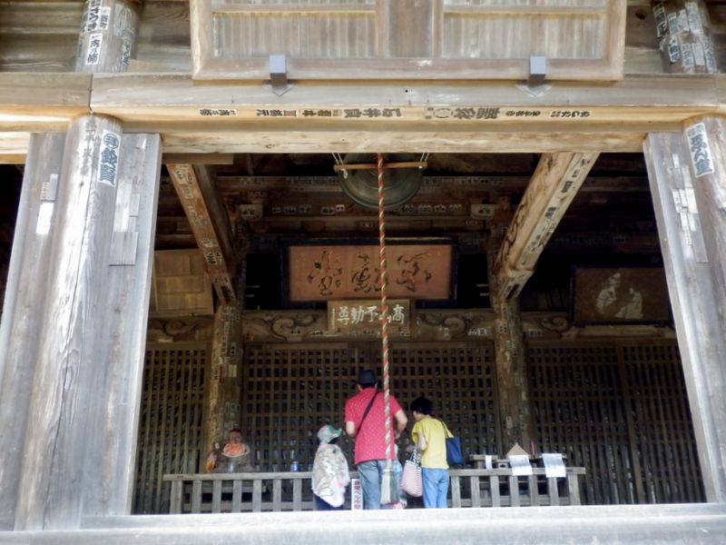 格子の向こうは、黒いビニールシート