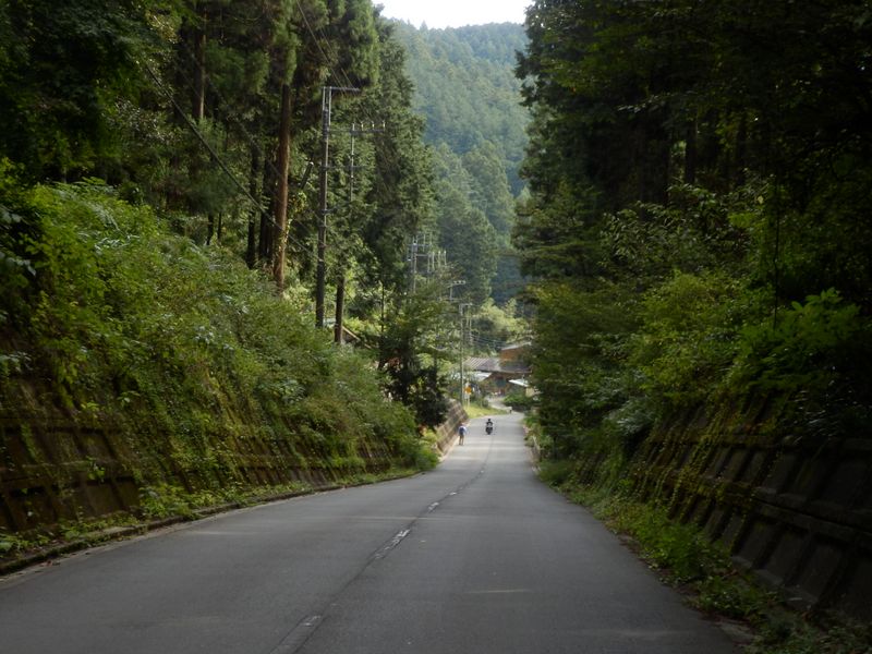 長い舗装道路を歩く
