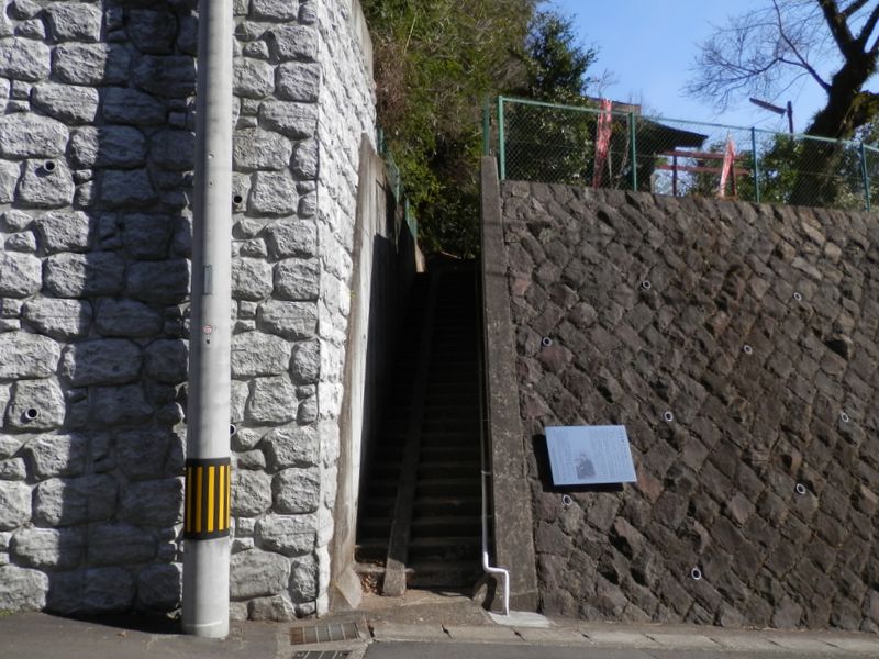 この狭い階段からも見城に行ける