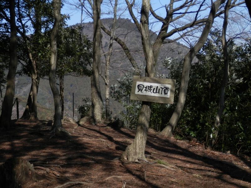 正面に鐘ヶ嶽が見える