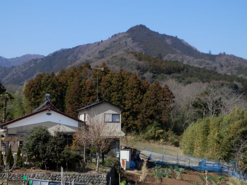 「鐘ヶ獄」バス停付近から望む鐘ヶ嶽