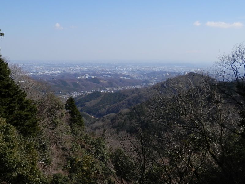 鐘ヶ嶽 -- 崩落地から市街地を望む