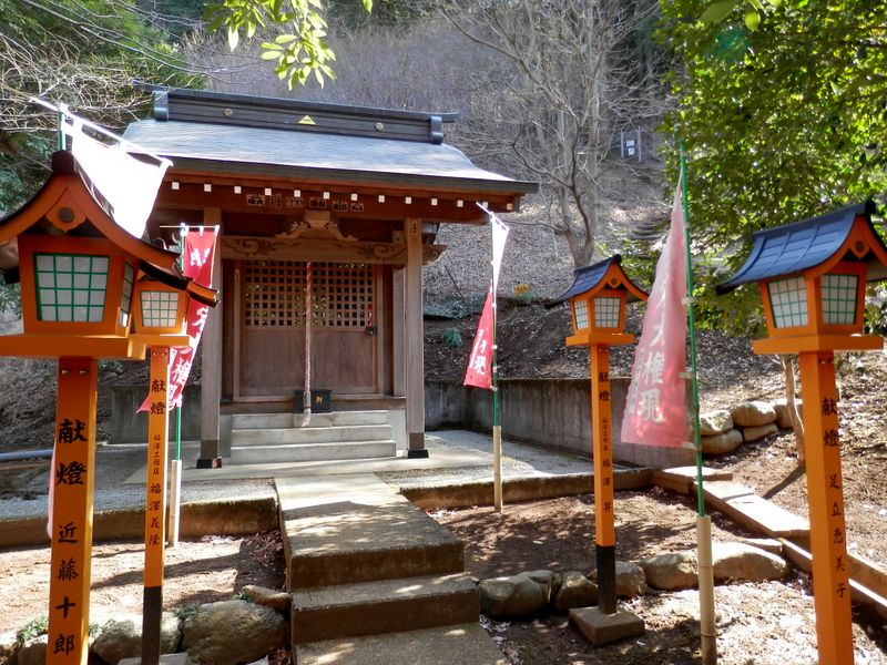 愛宕大権現の右奥に、見城への道が見える