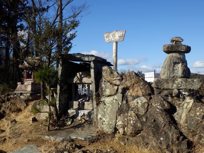 いろいろと祀られている石尊山頂
