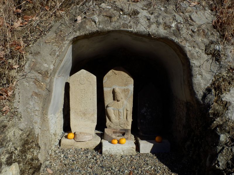 何かを考えている石仏