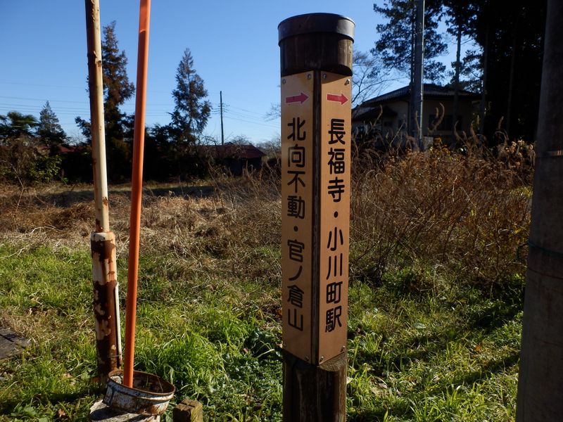 この先、橋を渡って再び山道に入る