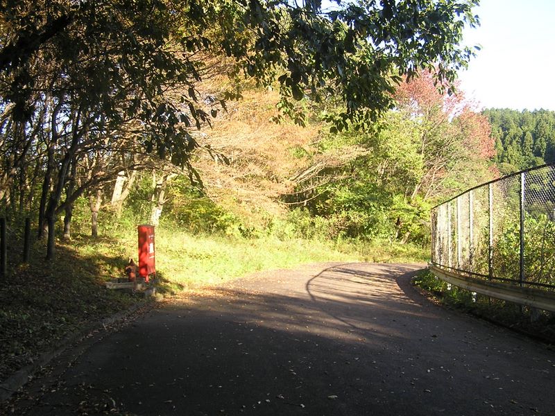 刈寄山 -- 赤い消火栓のところから左に入る