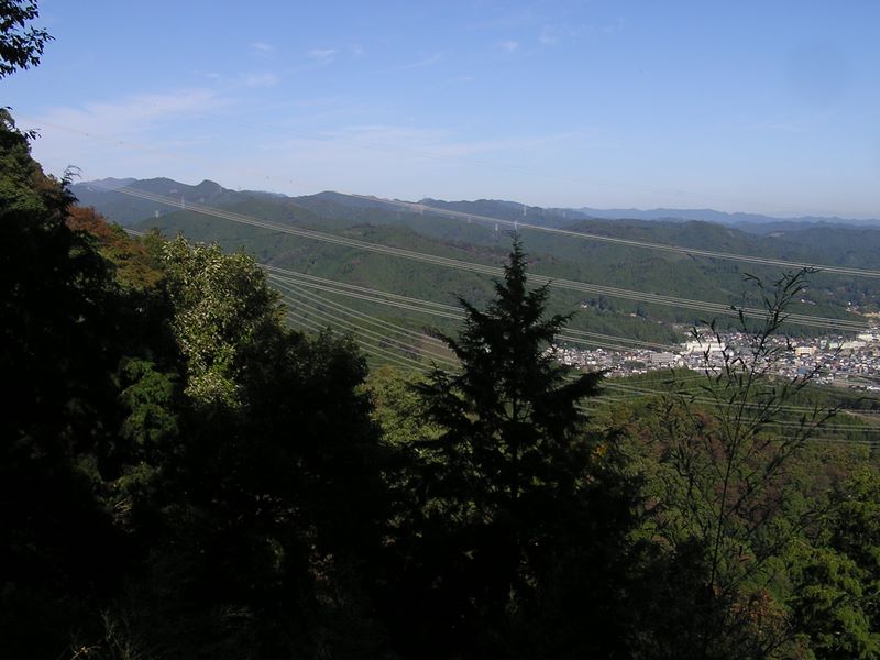 刈寄山 -- 今熊山の公衆トイレ前から、左に御岳山と日の出山がぎりぎり見える