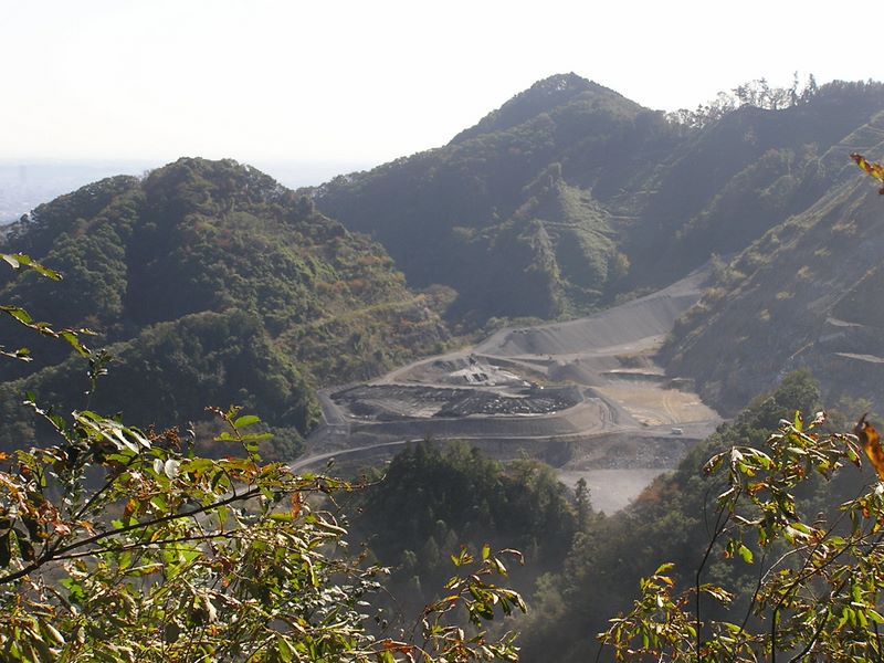 刈寄山 -- 南の谷の採石場から大きな音が響き渡っている
