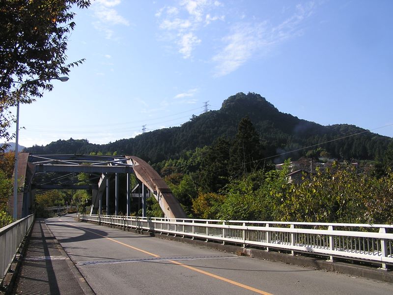 刈寄山 -- 沢戸橋より望む城山