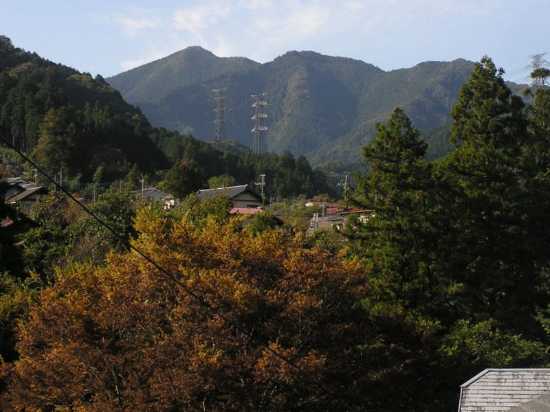 刈寄山 -- 沢戸橋より馬頭刈尾根を望む
