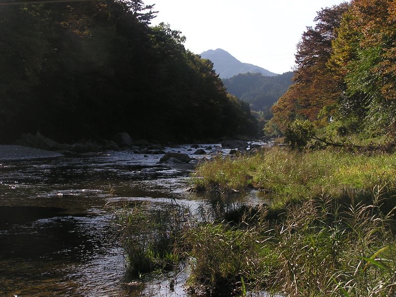 刈寄山 -- 佳月橋の下から、秋川の上流方向を望む