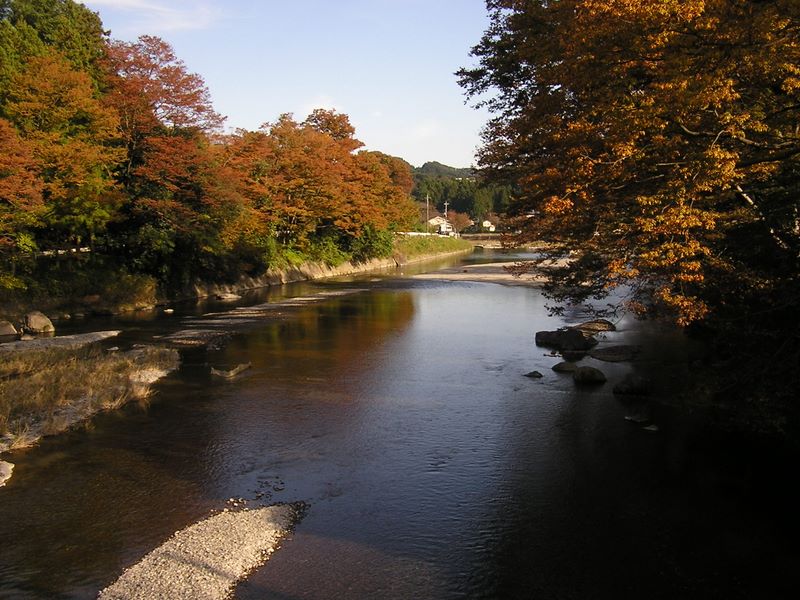 刈寄山 -- 小和田橋より、秋川の下流方向を望む
