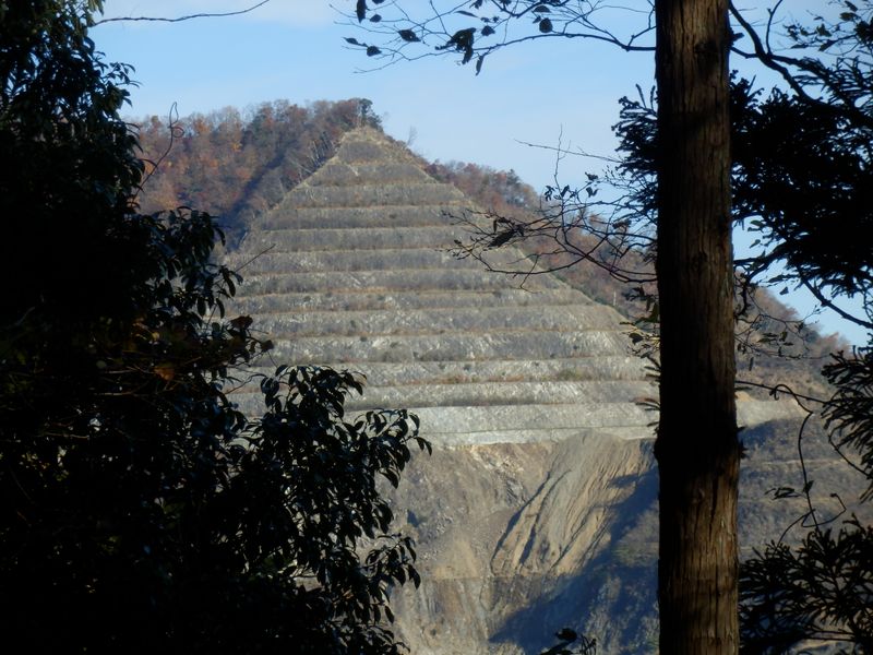 削られている荻野高取山