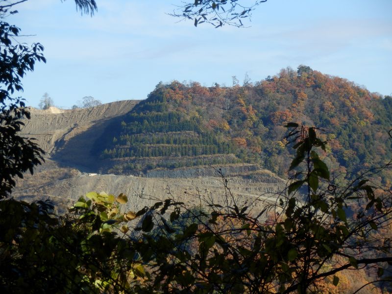 大型の工事車両が走る高取山