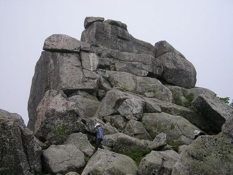 金峰山 -- 五丈岩の上に、素手で登れるだろうか？