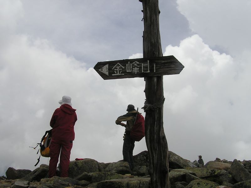 金峰山 -- うす青空が見えてきた