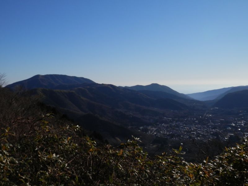 乙女峠より、明神ヶ岳（左）を望む