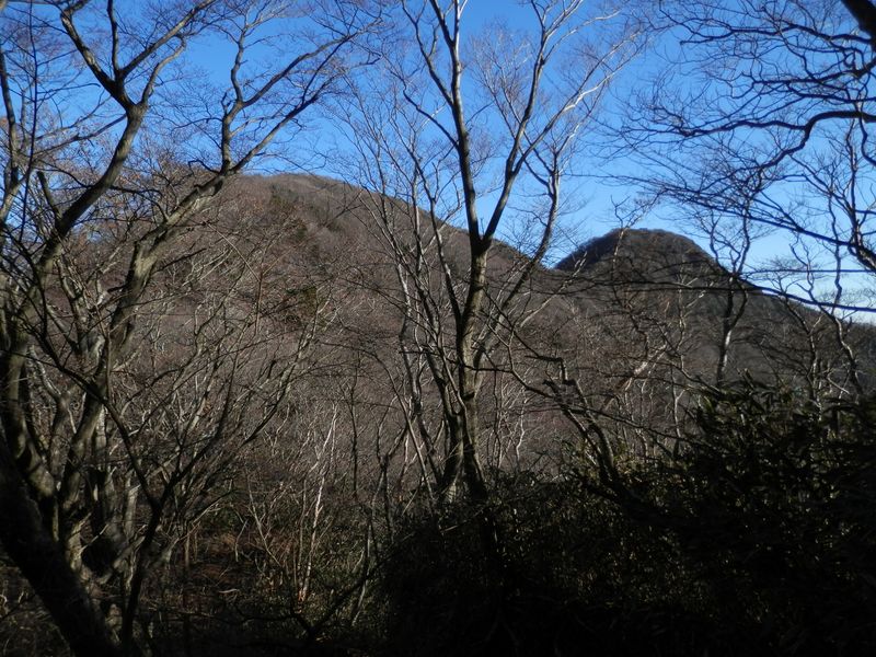 金時山（右）に至る前に手前の大きな山を越さねばならない