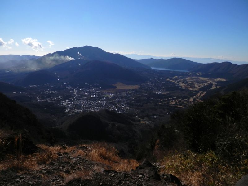 金時山頂に到着。芦ノ湖を望む
