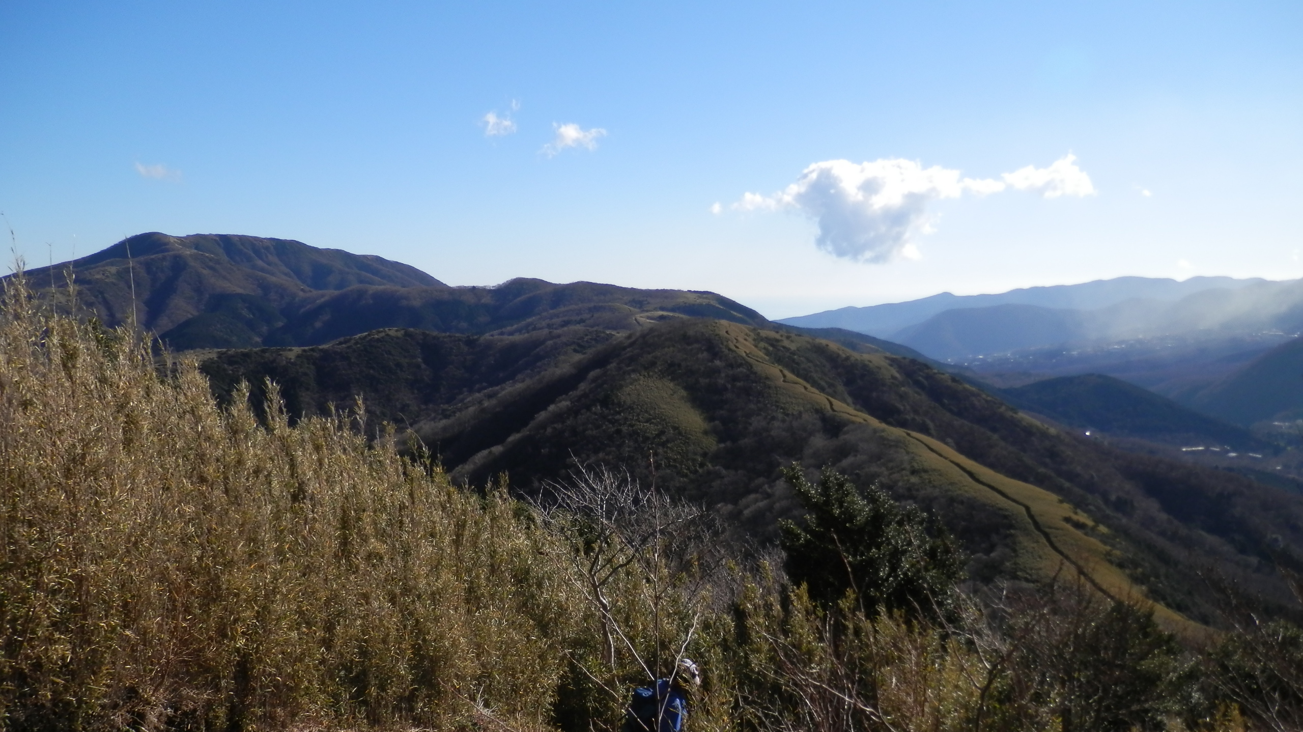 明神ヶ岳（左）までの長い道