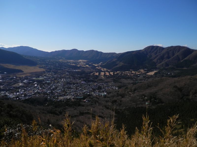 仙石原と箱根外輪山を望む
