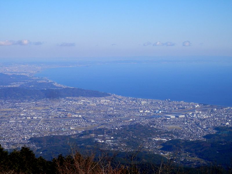 小田原市街地と相模湾、三浦半島を望む