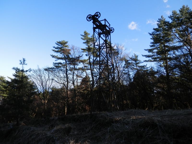 かつて、リフトかロープウェイがあったのかな？