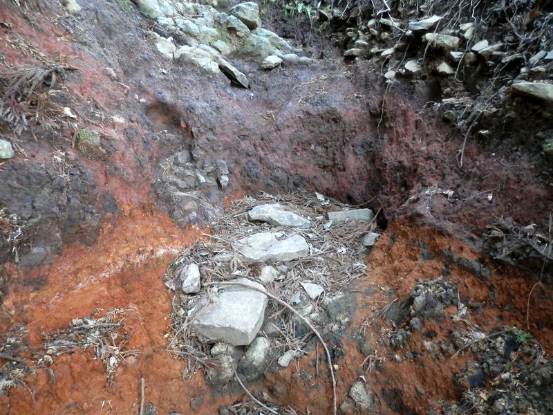 赤い岩、橙色の岩、灰色の岩