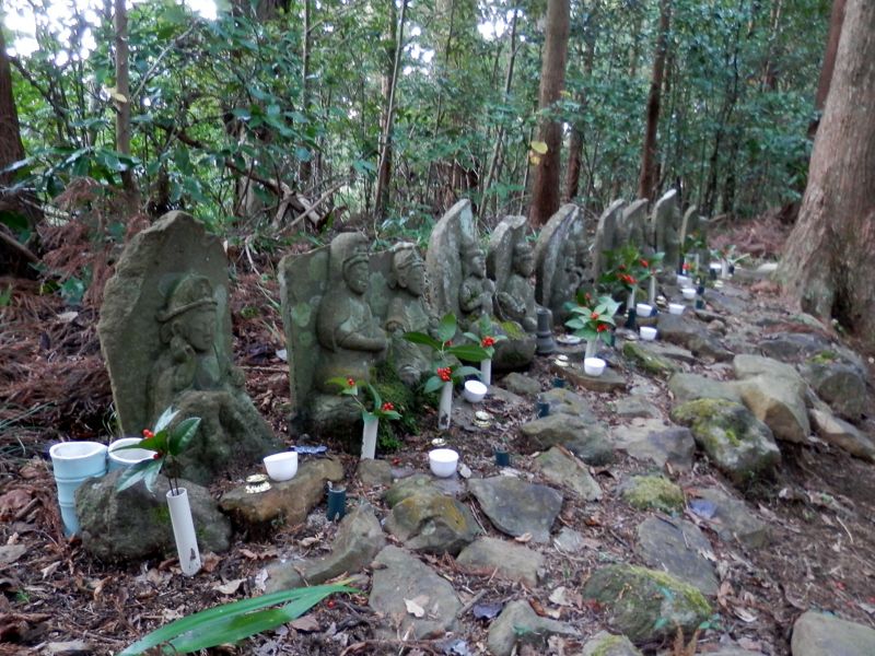 12体の石仏にセンリョウ