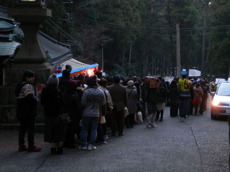 道了尊バス停は、長〜い、バス待ち行列
