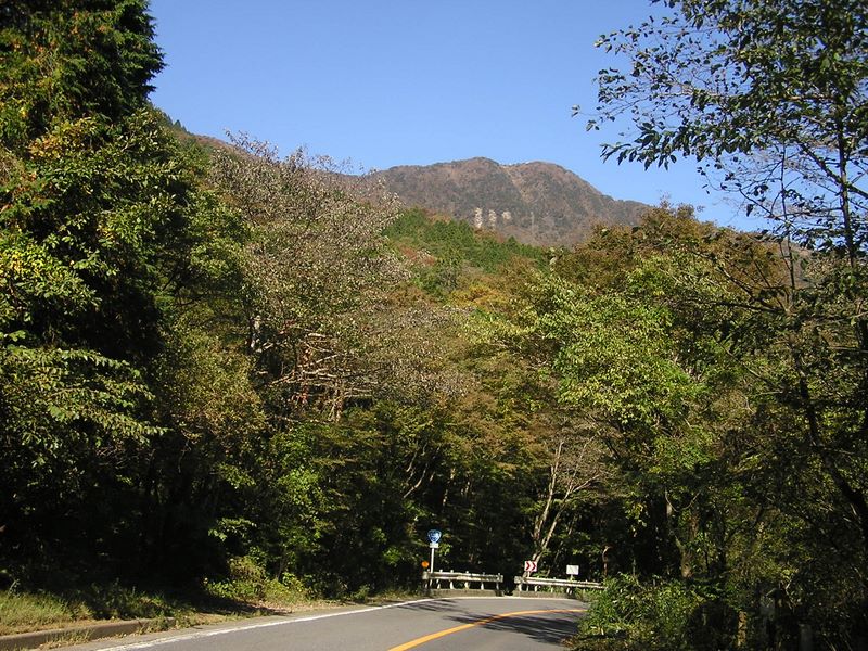 金時山 -- 国道138号から見上げる金時山