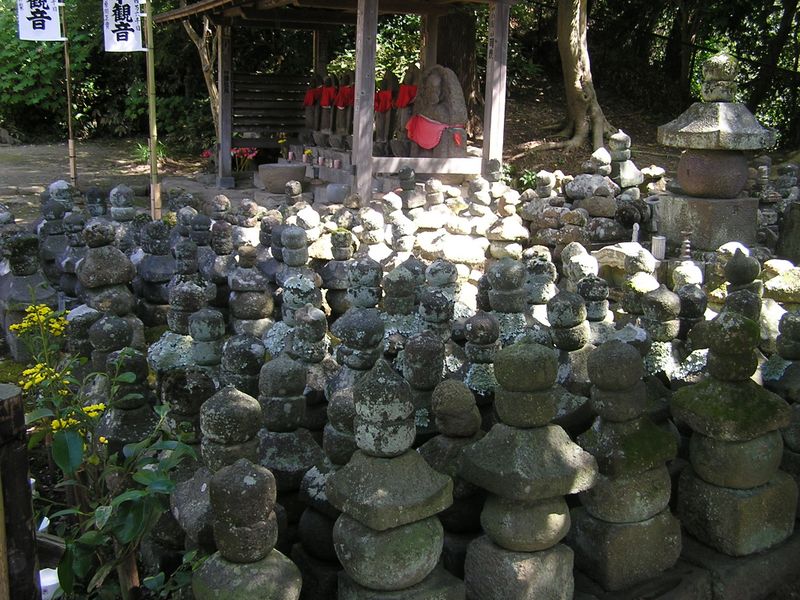 杉本寺の五輪塔郡