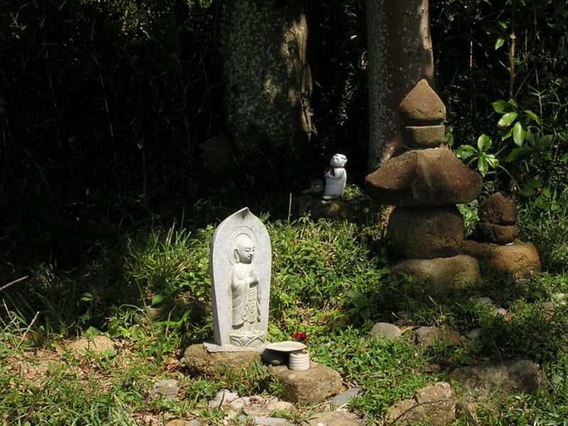 衣張山（南の峰）山頂の五輪塔とお地蔵様