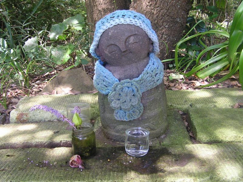 衣張山 -- 微笑むお地蔵様